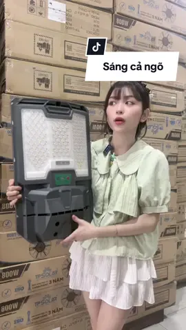 👇🏻 Lắp đèn liền thể năng lượng mặt trời mắt ngọc công suất 500W. Sáng cả ngõ nhỏ, người già trẻ nhỏ thoải mái sinh hoạt🔊🔊#tpsolarstore #tpsolar #freeship #dennangluongmattroi 