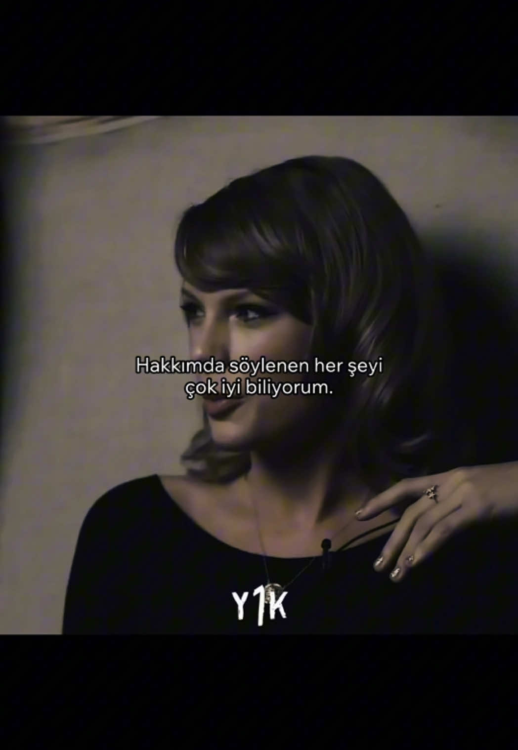 “Kimin ne dediğini biliyorum. Ama fark ettim ki, bu hayat benim. Ve bu dünyada kendinle barışık olmanın yerini hiçbir onay dolduramıyor.” ( 📽: Taylor Swift ) #özgüven #farkındalık #gelişim #güç #sessizlik #değişim #benlik #özsaygı #olgunluk #sakinlik #huzur #yolculuk #duygu #bakış #özfarkındalık #taylorswift 