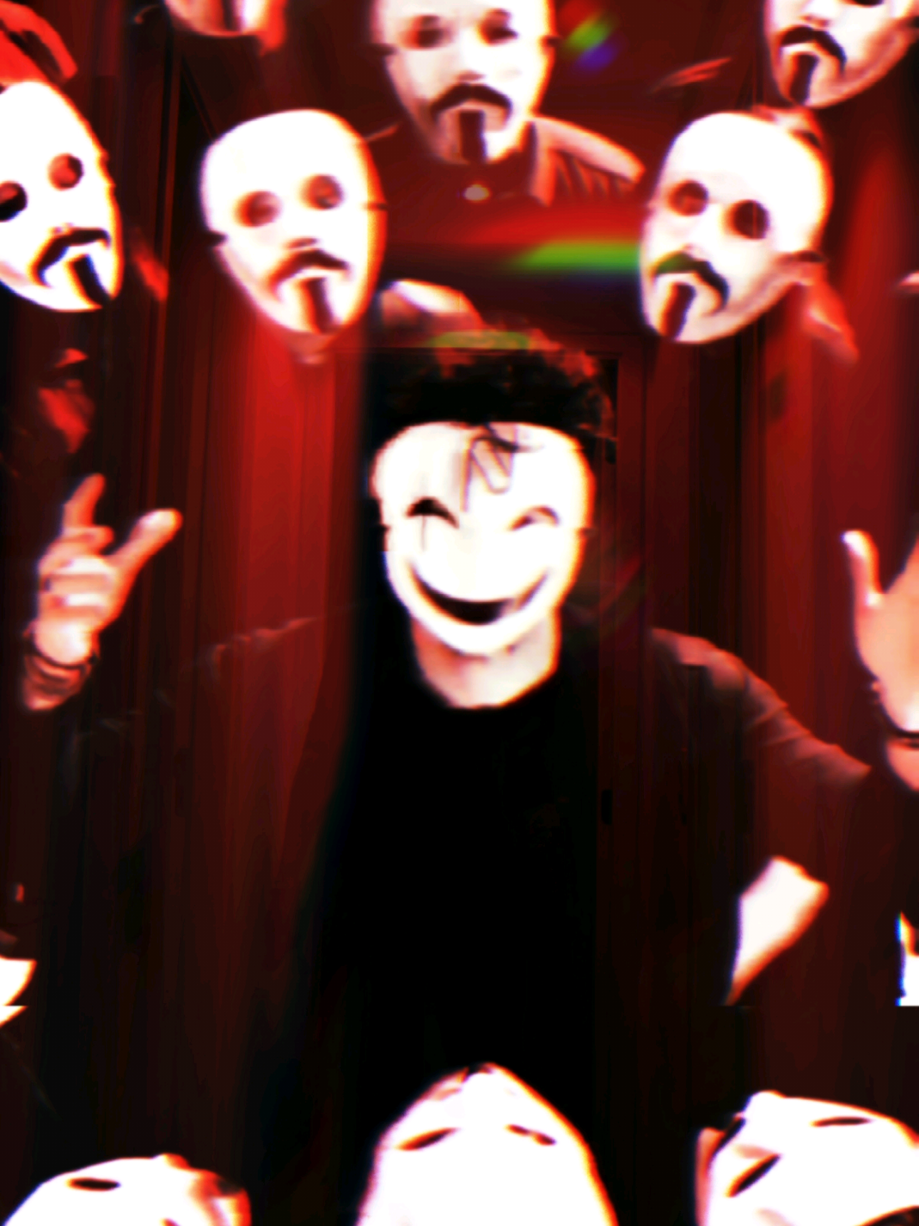 🎭 MÁSCARAS DA REALIDADE 🎭 Um sorriso na face, veneno na voz. Promessas vazias forjadas em uma teia digital onde a 
