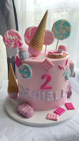 Candies cake for sweet Daniella’s birthday  #candicake #patisserie_armig #girlcake #hamiltoncake 