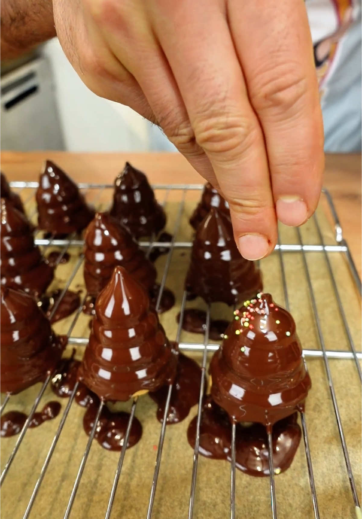 طريقة عمل الناطف أو المرينغ مثل الجاهز 🍥 طراوة وطعم خرافي (meringue) هذي طريقة تحضير الناطف  أو المرينغ بخطوات بسيطة ونتيجة روعة راح تحصّل على قوام ناعم وطراوة خرافية، نفس طعم ناطف المحلات الجاهز  تقدمه ويه البسكوت أو تغلفه بالشوكولاتة ويصير تحلية خرافية للأطفال والكبار.  جربها وعيش النكهة الأصلية بكل تفاصيلها —— المقادير: لعمل الناطف (المرينغ): 4 بياض بيض رشة ملح كوبين سكر كوب ماء عصرة ليمون للتقديم: بسكويت سادة شوكولا سائلة للتغليف (حسب الرغبة) ——— #ناطف_عراقي #ناطف #مرينغ #حلا_عراقي #وصفات_عراقية #حلويات_عراقية #مطبخ_عراقي #وصفات_سريعة #شيف_عراقي #مرينغ_سهل #قوية_قوية_قوية 