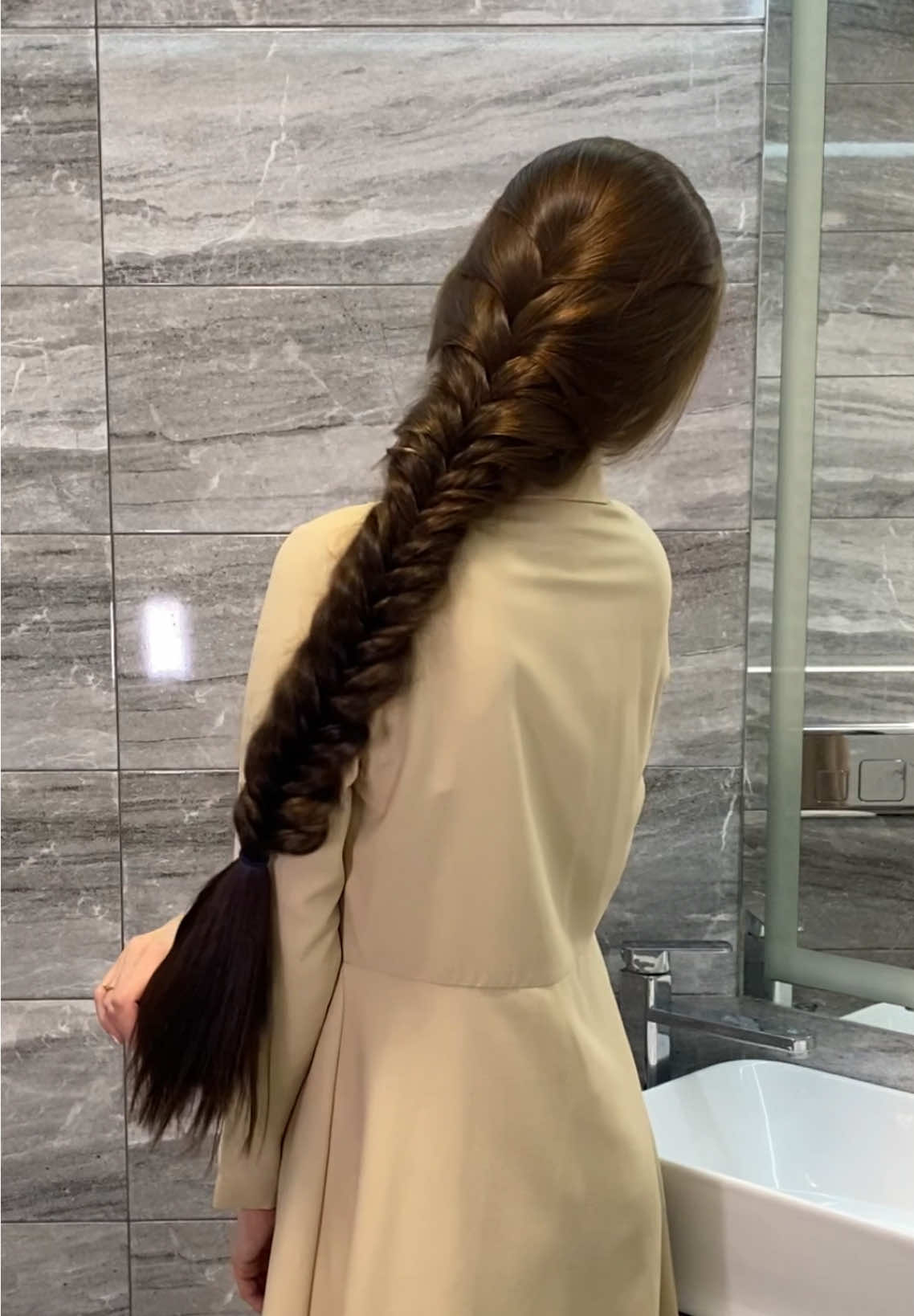 Doing a Fishtail Braid 🐟 #hairtok #hairstyle #braid #braidtutorial #braiding #fishtailbraid #hairstyletutorial 