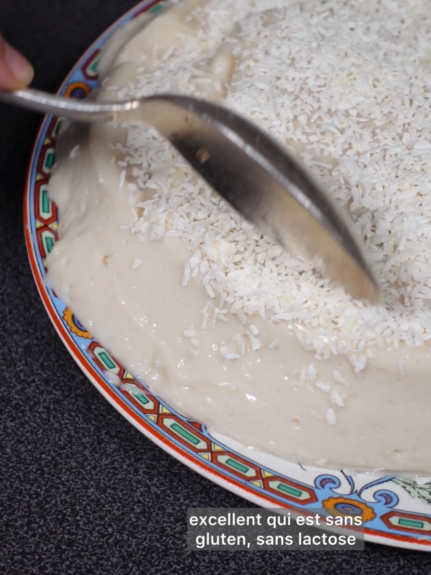 👇 flan goût coco ultra facile 👇🥥 C’est très économique, facile et rapide à faire ! Les ingrédients pour 1 grand flan ou 6 ramequins : 500ml de lait de soja 1 boîte de lait de coco (soit 400ml) 100g de fécule de maïs ou de tapioca 70g d’un sucrant au choix (pour moi, de l’erythrit) Facultatif : 170g de yaourt de soja (normal ou skyr) (si vous en utilisez, réduisez la quantité de fécule de 20g) 2 scoop de protéines vegan (goût nature, coco ou vanille) Coco râpée Dans une casserole placer la fécule de maïs avec le sucre, mélanger et ajouter petit à petit le lait de soja et le lait de coco. Porter le tout à ébullition en fouettant constamment jusqu’à ce que le mélange épaississe et prenne la même texture que sur la vidéo. Y mélanger le yaourt et la protéine tamisée puis verser dans des ramequins ou un petit moule à charnière recouvert de film étirable puis placer au frais 1 à 2h pour les ramequins et au moins 4h, idéalement 1 nuit pour le grand flan. Cette recette m’a été inspirée par @chiarapaoli_pastrychef_it, merci à elle ! [ Dessert facile rapide express sans gluten sans lait sans lactose sans œuf sans sucre ajouté sans cuisson sans four hack bon plan idée activité enfant pas cher économique 1€ de saison ]