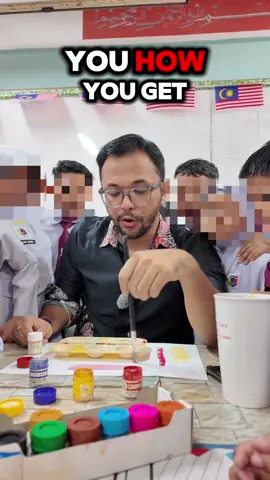 The laziest colour mixing experiment by cikgu tahun 1 berhalkum🤣. Kalau teacher2 lain siap bagi cat2 mahjung paper. Nasib la anak2 #ragamtahun1 #gurucemerlang 