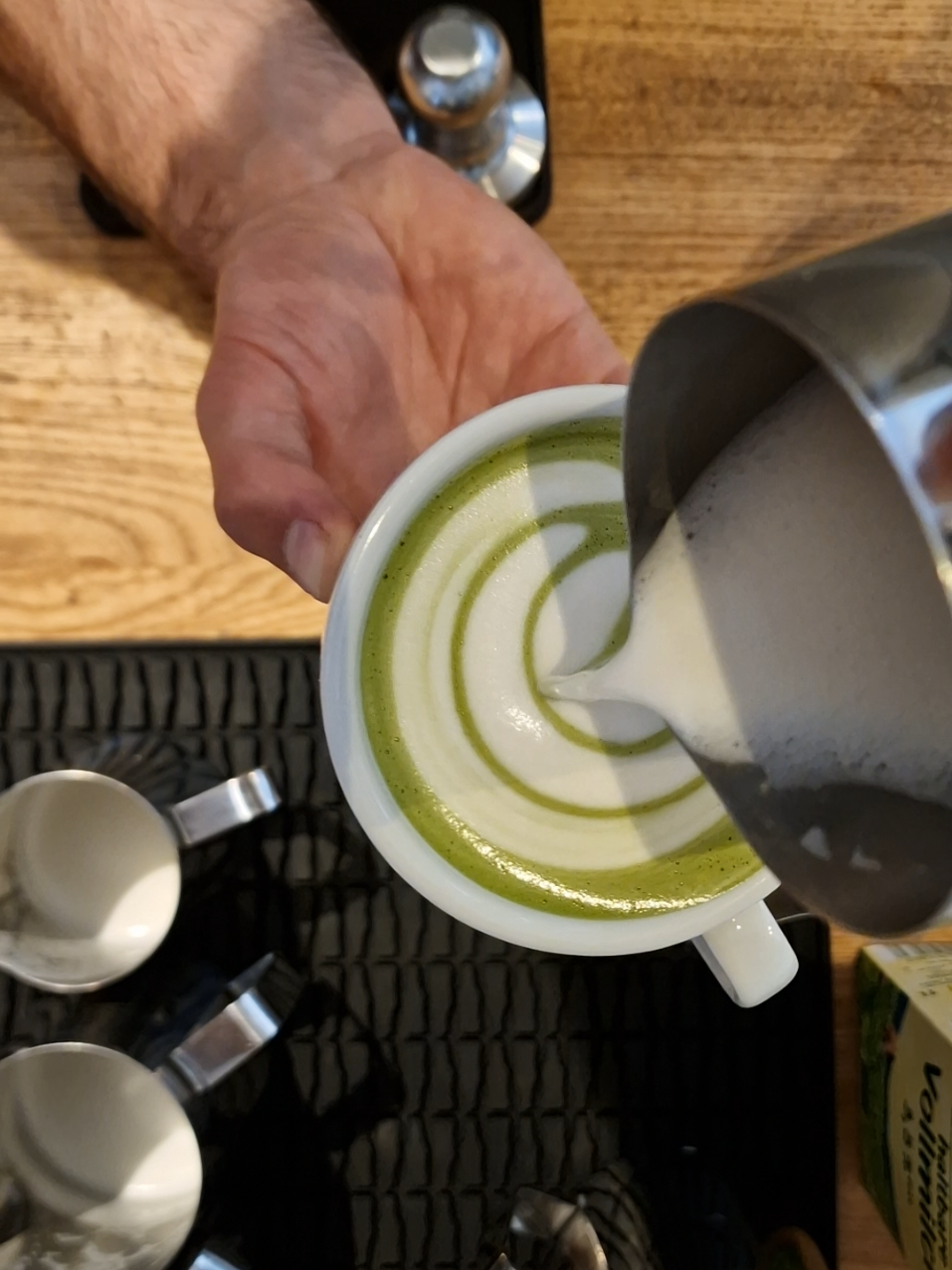 matcha latte love 😍☀️😏🍵🌷 #barista #baristalife #lattearttutorial #latteart #matcha #matchalatte 