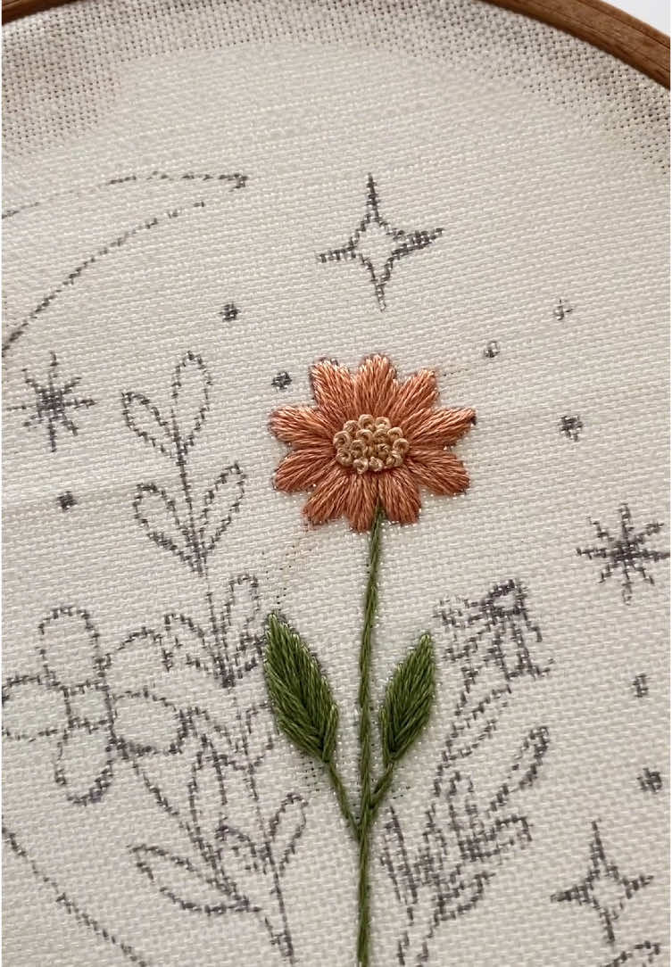 Satin stitch flower 🌸 Hand Embroidery 🪡  This pattern is available on Etsy! 🪡 https://embroideryseymia.etsy.com/listing/1904317997/floral-moon-hand-embroidery-design #handembroiderylove #embroiderytutorial #diyembroidery #modernembroidery #handembroidery #stitchingvideo #embroideryseymia #crafttok #bordado #bordados #embroideryaesthetic #embroideryforbeginners #satinstitch 