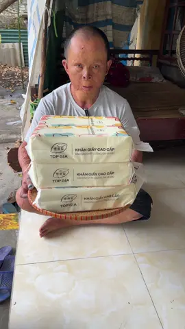 Giấy ăn 6 bịch nhà TopGia ạ. Em Khang cảm ơn các bác rất nhiều ạ 