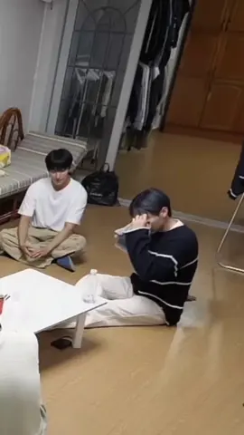 abangnya lagi nangis si dino malah pijitin si oci😂😂😭 #hoshi #dino #scoups #seungkwan #dk 