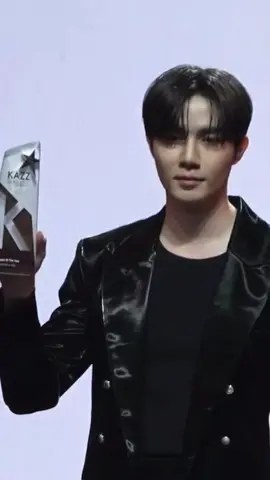 People of The Year 🎉👏 #zeepruk #แคสอวอร์ด2025xซีนุนิว #KAZZAWARDS2025xDMD