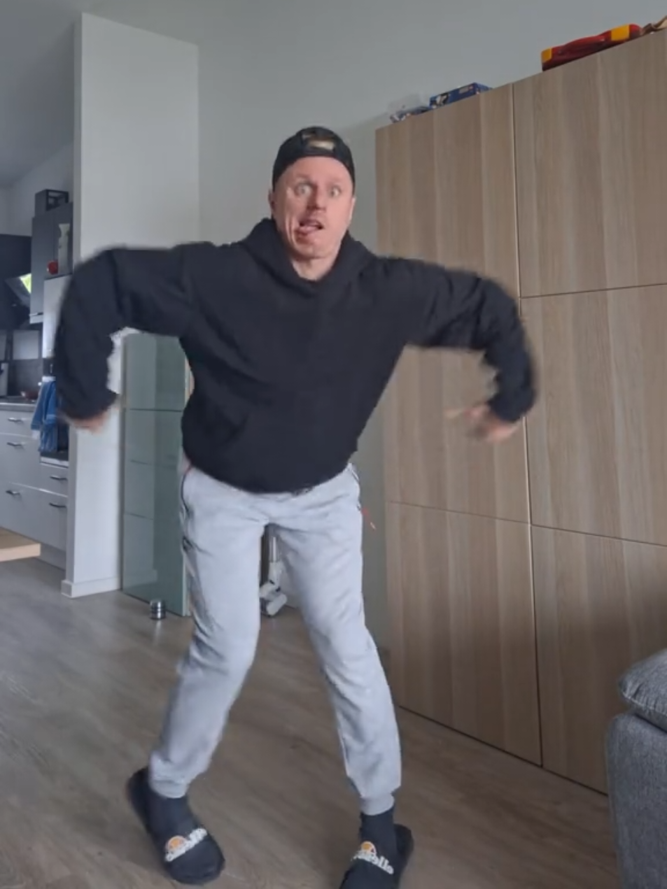 neuer Tanz..🤣😅 #viral #funnyvideos #funny #comedy #fun #fyp #viralvideo #goviral #dance #tiktokvideos #lachen #tanzen 