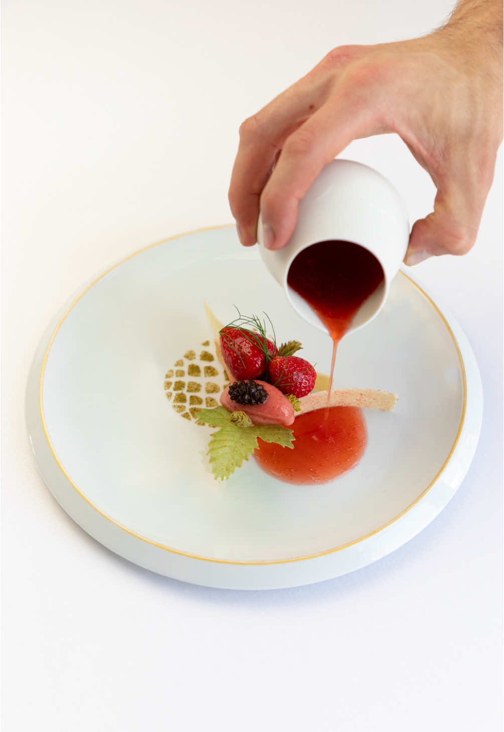 [FRAISE ET SAPIN] Ce dessert se compose de fraises de notre producteur Monsieur Mercier, de pommes de pin et bourgeons en pickles. Le sorbet à la fraise a été délicatement créé grâce au robot de pointe FRXSH by @politec.france ! 🍓👨‍🍳 Une création fraîche et aromatique de notre champion de France du dessert 2025 @clement_reaute. À retrouver au restaurant Christophe Hay✨ #fyp #dessert #gastronomie #patisserie #chef #blois #fraise #championfrancedessert #sologne #dessertslover #cuisine