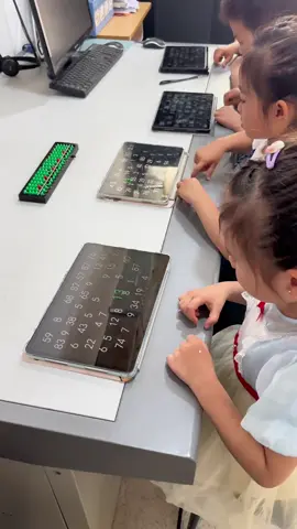 Diluar nalar, Gen alpha di China yang berusia enam tahun dapat melakukan sempoa mental lebih baik daripada komputer #mathgenius #sempoamental #sempoa #genz #cerdas #pintar #genius #abacus #matematika #fyp 