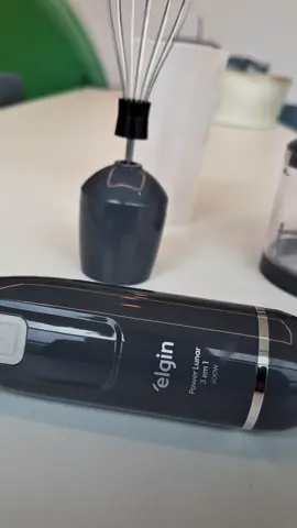 Mixer Power Inox Lunar: Um só aparelho, 3 funções indispensáveis na sua cozinha! Para quem busca praticidade e potência no preparo das receitas do dia a dia, com alta potência, ele mistura, tritura e bate com eficiência com lâminas de alta performance em aço inoxidável. Além disso, vem com fouet, copo para misturar e miniprocessador, sendo perfeito para molhos, cremes, sucos e muito mais! Fácil de desmontar e limpar, com empunhadura ergonômica e alça para pendurar. Tudo pensado para facilitar sua rotina! 🛡 Garantia expressa de 1 ano. #Elgin #Eletroportáteis #Mixer #industriabrasileira #cozinhapratica