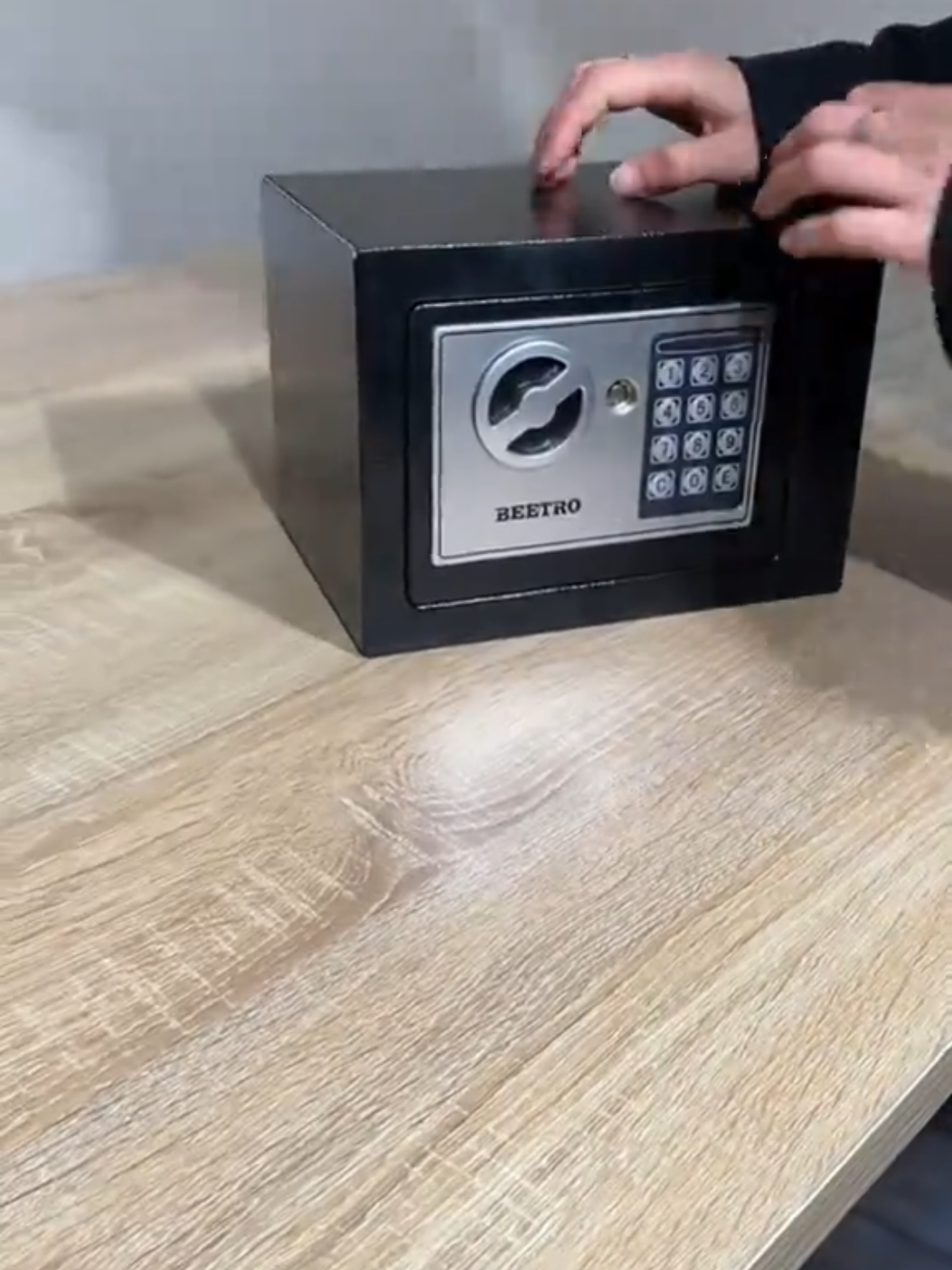 🔐 خزانة حديدية إلكترونية مقاومة للصدأ و النار coffre-fort لحماية كل شيء ثمين عندك! 💰📄 سواء كنت راجل تحب تضمن دراهمك وأوراقك، أو مرأة تحب تحمي مجوهراتك وأغراضك الخاصة… هذا الحل ليك! ✅ تشتغل بكود سري ومفتاحين (حتى 8 أرقام) ✅ قوية، مضادة للسرقة والرطوبة ✅ تصلح للدار، المكتب #coffre #خزانة #fyp #algeria 