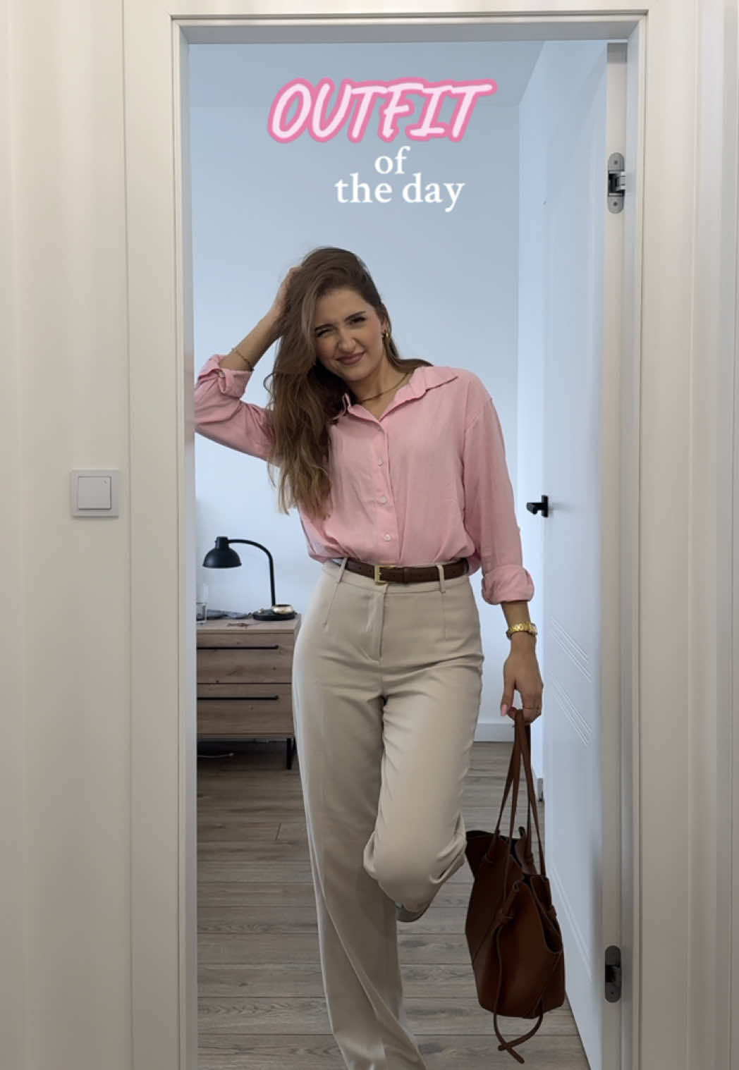 on wednesdays we wear pink 🩷 #dc #dlaciebie #fyp #fitcheck #outfitideas #springoutfit #grwm #pinkshirt #beigeaesthetic #samba #polenebag 