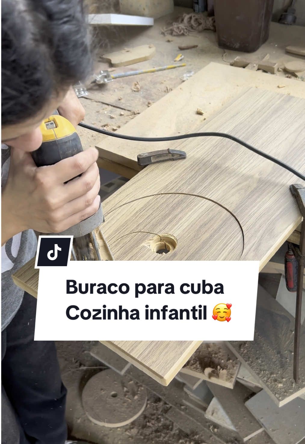 Só um pouquinho de como eu faço o buraco onde vai a Cuba da cozinha infantil 🥰 Você faz diferente ?comenta aqui em baixo 👇👇 #ArteComAmor #PresentePersonalizado #marcenaria #feitoàmão #gurianamarcenaria #marcenariacriativa 