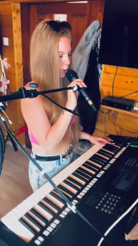 Sok szeretettel szülinapra! 😇 #sokszeretettelkuldom😀😉 #istenéltessen100évig #gyöngyhajúlány #🔥😎nektek💎 #👌🥳💯💯 @Pálfi Krisztina ☺️