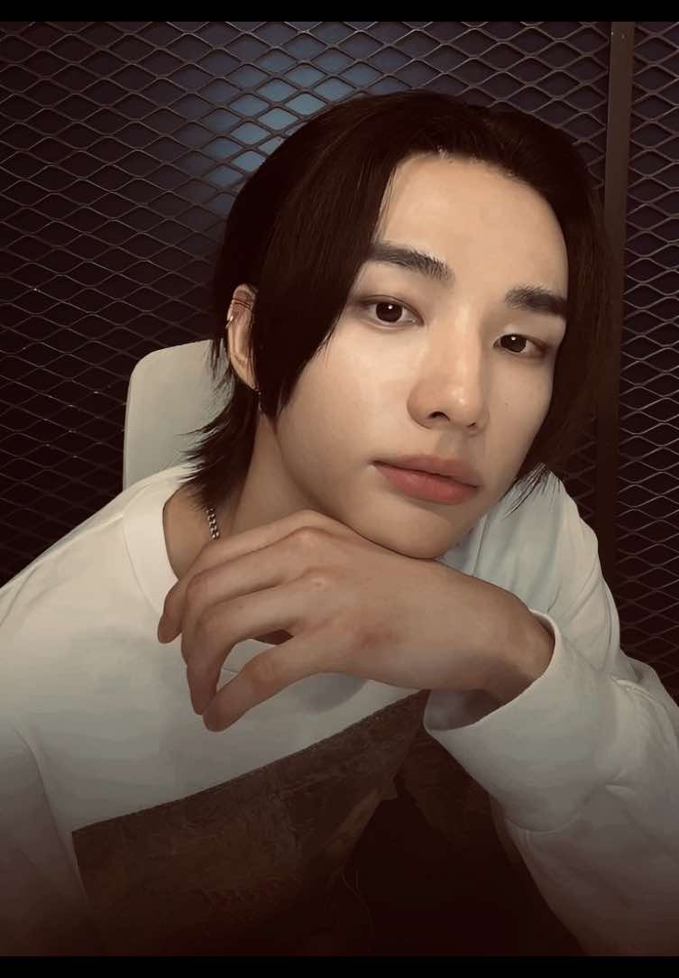- #HYUNE !🤎 | - Hyun, amar você é um privilégio, mas ter orgulho de quem você é… isso é um presente que não cabe em palavras. Cada passo que você dá, cada escolha que faz, cada batalha que enfrenta com coragem,tudo isso me enche o peito de um sentimento tão imenso que às vezes parece que meu coração não vai aguentar de tanto amor,nao é só o que você conquista, mas como conquista. É a sua força nos dias difíceis, a sua bondade quando ninguém está olhando, o seu sorriso que ilumina até os meus dias mais escuros. Eu vejo você tentando, mesmo quando o mundo não facilita. Eu vejo você se levantando, mesmo quando cair parecia mais fácil. E é aí que meu orgulho se transforma em admiração profunda, Você me inspira. Me ensina. Me faz querer ser alguém melhor, simplesmente por estar ao seu lado. Amar você é como assistir ao pôr do sol todos os dias é saber que, não importa o que aconteça, há beleza, coragem e luz no mundo. E essa luz… é você Hyun, Eu tenho tanto orgulho de você. Não pelo que você faz, mas por quem você é. E se eu pudesse, gritaria para o mundo inteiro saber a pessoa incrivel que vc eh, as vezes eu fico só te olhando, em silêncio, como quem assiste algo sagrado. Porque ver você crescer, lutar, conquistar o que sonha… é como ver o impossível se tornando real, bem diante dos meus olhos. E eu fico aqui, com o coração tão cheio de orgulho, transbordando de amor, que tudo o que eu queria era congelar esse momento e te dizer: “eu estou tao orgulhasa de onde vc chegou.” Você é luz. Mesmo quando não se sente forte, mesmo quando duvida de si,você brilha. E eu tenho tanto orgulho, mas tanto, que acho que minha alma sorri só de pensar em você, por isso, meu amor, eu tenho orgulho. Orgulho não das vitórias que todos veem, mas das lutas que ninguém sabe. Do quanto você é inteiro, mesmo nos pedaços. E eu? Eu só quero seguir do teu lado, nos teus passos, com esse amor que só cresce e esse orgulho que me faz acreditar que amar você é uma das melhores coisas que já me aconteceu, por você que eu sorrio nos dias difíceis. é pensando em você que eu me lembro do que é possível. O mundo é mais bonito quando você acredita em si. E enquanto você continuar caminhando, tropeçando ou correndo, eu estarei aqui,torcendo, amando e sentindo o maior orgulho que um coração pode carregar, Se eu pudesse, te daria um abraço tao forte, que tiraria todo o peso q vc carregou durante mto tempo, e falar olhando em seus olhos “vc e mais que suficiente” Eu so quero te agradecer por cada coisa q faz hyun ! e te dizer q eu te amo, e sempre vou te amar, vou te acompanhar a cada passo que vc der meu menino ! eu te amo alem do infinito Hyunjin. 💘⭐️ #kpop #fypage #straykids #orgulho #proud #fypagee #hyunjin #skz #edit #moana #fypage #kpop #brave #kpop #fypage #straykids #hwanghyunjin #skz #viralll #vaiprofyyyyy #pravoceee #paratiii #viralizaaaa 