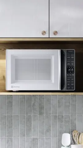 Micro-ondas Electrolux 23L Branco Efficient compre aqui https://divulgador.magalu.com/TY2TPt95  loja https://divulgador.magalu.com/TY2TPt95 Copiar Link curto Informações do Produto O micro-ondas Electrolux branco 23L Efficient ME23B é pensado para facilitar sua rotina na cozinha. Ele conta com a tecnologia de descongelamento assistido para alcançar resultados mais uniformes ao descongelar os ingredientes, avisando no painel o momento certo de virar ou mexer os alimentos. Seu painel inteligente, com ajustes automáticos de potência, disponibiliza quatro modos de preparo diferentes e funcionais para tornar sua rotina mais prática: derreter, desidratar, cozinhar rápido e cozinhar delicado. Acione a Função Desidratar para fazer chips de frutas ou vegetais, além de desidratar ervas para conservá-las por mais tempo. Selecione a Função Cozinhar Delicado se quiser preparar alimentos macios, como peixes e alguns tipos de vegetais. Para vegetais mais duros e carne bovina, utilize a Função Cozinhar Rápido. Possui a Função Manter Aquecido, que conserva suas receitas recém preparadas quentes e deliciosas até o consumo. A função Tira Odor é ideal para manter seu produto livre de possíveis odores dos preparos anteriores graças ao sistema de recirculação do ar interno. Detalhes do Produto Micro-ondas Electrolux 23L Branco Efficient O micro-ondas Electrolux branco 23L Efficient ME23B é pensado para facilitar sua rotina na cozinha. Ele conta com a tecnologia de descongelamento assistido para alcançar resultados mais uniformes ao descongelar os ingredientes, avisando no painel o momento certo de virar ou mexer os alimentos. Seu painel inteligente, com ajustes automáticos de potência, disponibiliza quatro modos de preparo diferentes e funcionais para tornar sua rotina mais prática: derreter, desidratar, cozinhar rápido e cozinhar delicado. Acione a Função Desidratar para fazer chips de frutas ou vegetais, além de desidratar ervas para conservá-las por mais tempo. Selecione a Função Cozinhar Delicado se quiser preparar alimentos macios, como peixes e alguns tipos de vegetais. Para vegetais mais duros e carne bovina, utilize a Função Cozinhar Rápido. Possui a Função Manter Aquecido, que conserva suas receitas recém preparadas quentes e deliciosas até o consumo. A função Tira Odor é ideal para manter seu produto livre de possíveis odores dos preparos anteriores graças ao sistema de recirculação do ar interno.