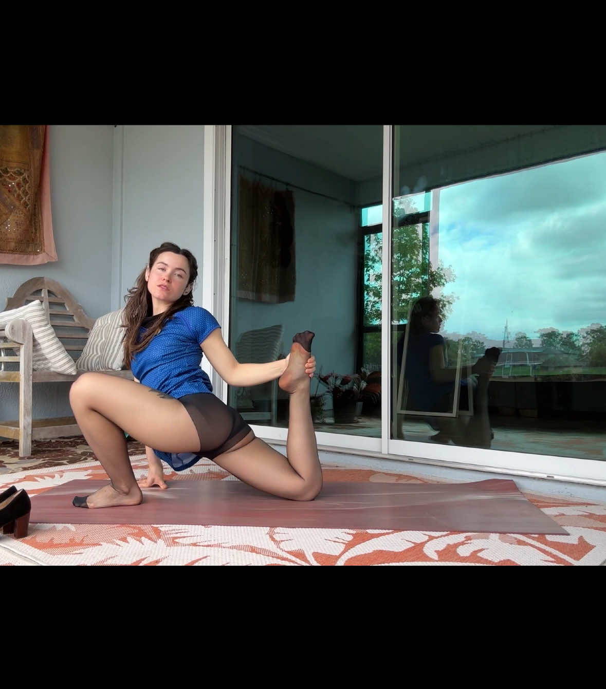 New Star Trek Yoga from the Personal Log POV of Sub Commander T’Pol- everyone’s favorite Vulcan! 🖖  #trekkie #startrek #cosplay #starfleet #yoga #tights 