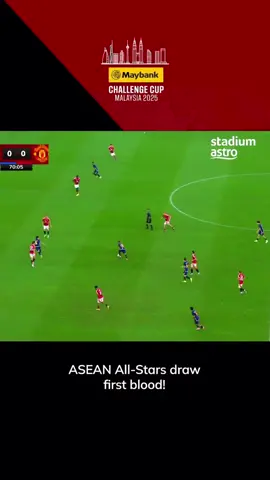 Asean All Stars mendahului Manchester United! Gol disempurnakan oleh Maung Maung Lwin! 🔥 United kini ketinggalan. #MUTOUR25 #AASMUN Kredit @stadium.astro 