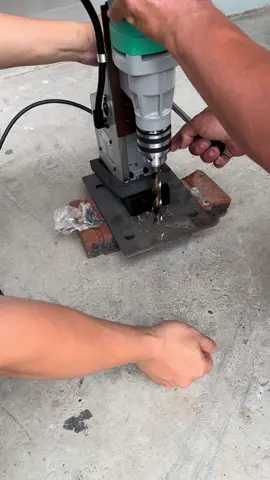 Khoan từ DCA AjC16- 900w  kết hợp mũi inox phi 14 cho ae. trải nhiệm sức mạnh và độ chắc chắn