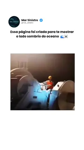 A corrente de âncora de um navio carrega uma força imensa. Quando acionada, ela libera dezenas de toneladas de aço a uma velocidade assustadora. Mas, em casos de falha no sistema de travamento ou controle, essa corrente pode escapar completamente — e é nesse momento que entra o risco extremo. Quando uma corrente de âncora se solta sem controle, ela começa a desenrolar rapidamente, impulsionada pelo peso da âncora e da própria corrente. A força gerada é tão grande que, em questão de segundos, ela pode danificar seriamente o equipamento, causar incêndios por fricção e até levar a acidentes fatais. Os operadores do guincho de âncora têm, em média, apenas 10 segundos para reagir e ativar sistemas de emergência. Se não conseguirem frear ou travar a corrente nesse intervalo, ela pode sair por completo da caixa do guincho e ser perdida no fundo do mar — ou pior, provocar uma tragédia a bordo. Para evitar esse tipo de situação, são usados sistemas de freio de emergência, travas mecânicas e procedimentos rigorosos de segurança. Ainda assim, falhas humanas ou mecânicas podem ocorrer, e nesses momentos, o tempo para evitar o pior é curtíssimo. É um exemplo impressionante de como, no mundo marítimo, cada segundo conta — e a força da engenharia precisa caminhar lado a lado com a agilidade e preparo da tripulação. #engenhariamarítima #segurançaindustrial #âncora