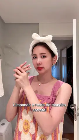 🧼 Você lava o rosto do jeito certo? Muita gente comete erros simples que fazem toda a diferença na saúde da pele! ✨ Passo a passo ideal: 1️⃣ Lave as mãos antes de tudo! 2️⃣ Use água morna (nunca quente!) 3️⃣ Escolha um sabonete facial ideal pro seu tipo de pele 4️⃣ Massageie suavemente por 30 a 60 segundos 5️⃣ Enxágue bem e seque com uma toalha limpa (sem esfregar!) 6️⃣ Finalize com hidratante e protetor solar (de dia) 💡 Dica extra: lavar o rosto mais de 2x por dia pode causar efeito rebote e aumentar a oleosidade! #Skincare #CuidadosComAPele #LavarORosto #DicasDeBeleza #PeleSaudável #SkincareRoutine #AutoCuidado #BelezaReal #DicasSkincare #CleanSkin #RotinaDePele