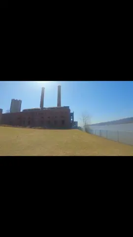 Me infiltro a una central electrica abandonada en la ciudad de Nueva York y me subo a la chimenea Videos completos en youtube #urbex #chimenea #alturas #escalada #exploracionesurbanas #exploracion #nuevayork