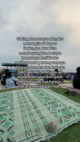 Ya Allah ke dua kali nya aku menangis di hadapan ibuku,kenapa nasib aku harus seperti ini,laki2 seperti apalagi yang harus di percaya,aku tulus tanpa melihat kekurangan nya tpi dia tega menghancurkan ku,lebih baik aku tidak menikah lagi untuk ke dua kali nya😭😭