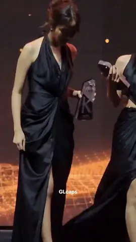 She saw Bec lose balance and immediately reach out for her hand  Even tho her one hand on dress one hand on trophy  @becky armstrong #srchafreen  SAROCHA REBECCA AT KAZZ AWARDS #KazzAwards2025xFreenBecky #ฟรีนเบค #FreenBecky #freensarocha #beckyarmstrong #glcaps #best #couple #award #wediditbaby 