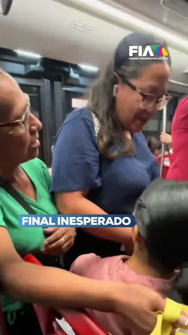 ¡La tensión se siente en el transporte público! 🚌 Dos señoras protagonizaron un pleito por un asiento, donde una de ellas, al parecer, le apartaba el lugar a su mamá. La frase 