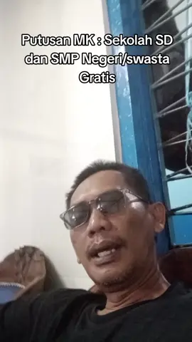 Putusan MK atas pendidikan Dasar 9 tahun (SD-SMP) negeri maupun swasta harus dibiayai oleh negara  dan tidak boleh ada biaya apapun.  Ini artinya, pemerintah daerah Kabupaten /Kota yang memiliki kewenangan tentang penyelenggaraan pendidikan SD dan SMP harus konsisten membiayai kebutuhan belajar mengajar di sekolah SD dan SMP.  selain itu  juga harus memastikan kedepan pasca adanya putusan MAhkamah Konstitusi ini tidak ada lagi penyelenggara sekolah yang mempraktikkan adanya iuran atau sumbangan.  Semoga tidak adalagi kasus adanya penahanan ijazah baik di sekolah swasta maupun negeri dengan alasan adanya tunggakan tagihan biaya sekolah.  Jika tidak disiapkan dan diantisipasi dikhawatirkan lembaga sekolah baik negeri maupun swasta akan banyak didatangi pelaku premanisme dengan kesok LSM maupun yg mengatasnamakan pers.  #Sekolahgratis #Putusanmk #pungli #Mendikdasmen #kabupaten #lamongan #jatim 