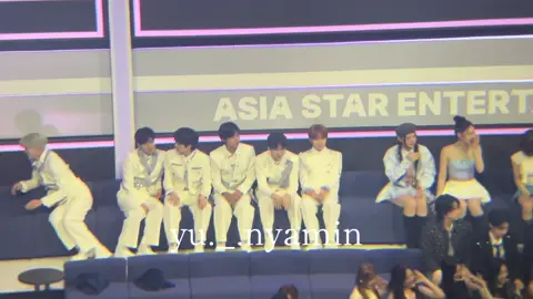 ⚠️双眼鏡を通して撮影しているため揺れが激しいです！画面酔い注意です⚠️ aespaオンニ達のスピーチと並ぶレベルで面白かった一面 りくちゃんwhiplashかわいいver.めちゃくちゃやる気ですし、ユウシ死ぬほど嫌がってるし、自分の番が近づくにつれてウハウハしてるさくちゃんも可愛いです🐼 ヒョンたちに頑張ろうねってしてるの素敵すぎるね♡♡ @NCT Official  #asea2025 #asea #nctwish #whiplash #엔시티위시 #위시 #시온 #리쿠 #유우시 #재희 #료 #사쿠야 #シオン #リク #ユウシ #ジェヒ #リョウ #サクヤ 