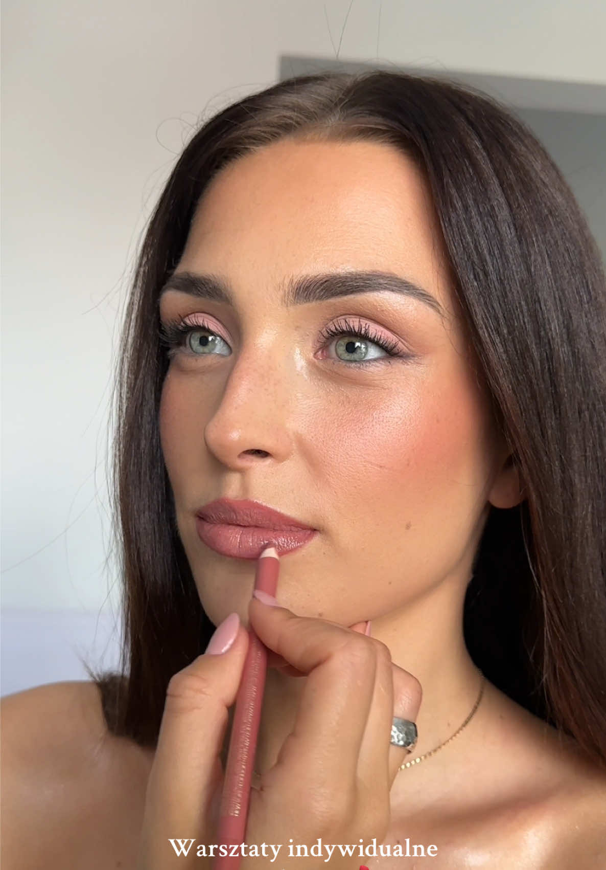 Kocham swoją pracę 💋💋💄 #moniakej #makeupworkshop #glowskin #glasskin #lips #fyp #makeup #makeuptutorials #makeupartist #blush #contour #blueeyes #greeneyes #Love #enjoy 