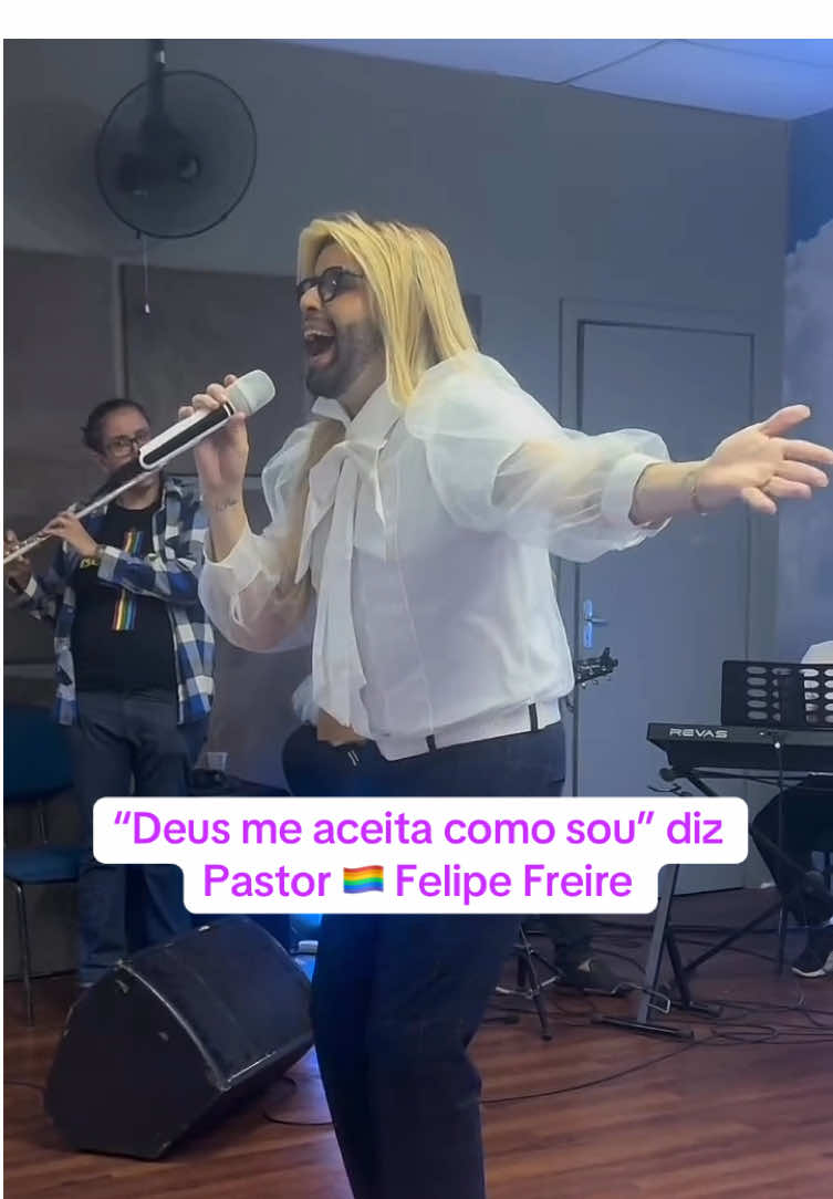 Pastor de igreja inclusiva Felipe Freire viraliza mais uma vez na internet  #felipefreire #lgbt #igrejaevangélica #gospel #mundogospel #gospelmente #igrejainclusiva #memegospel #flavioamaral #pastor #meme 