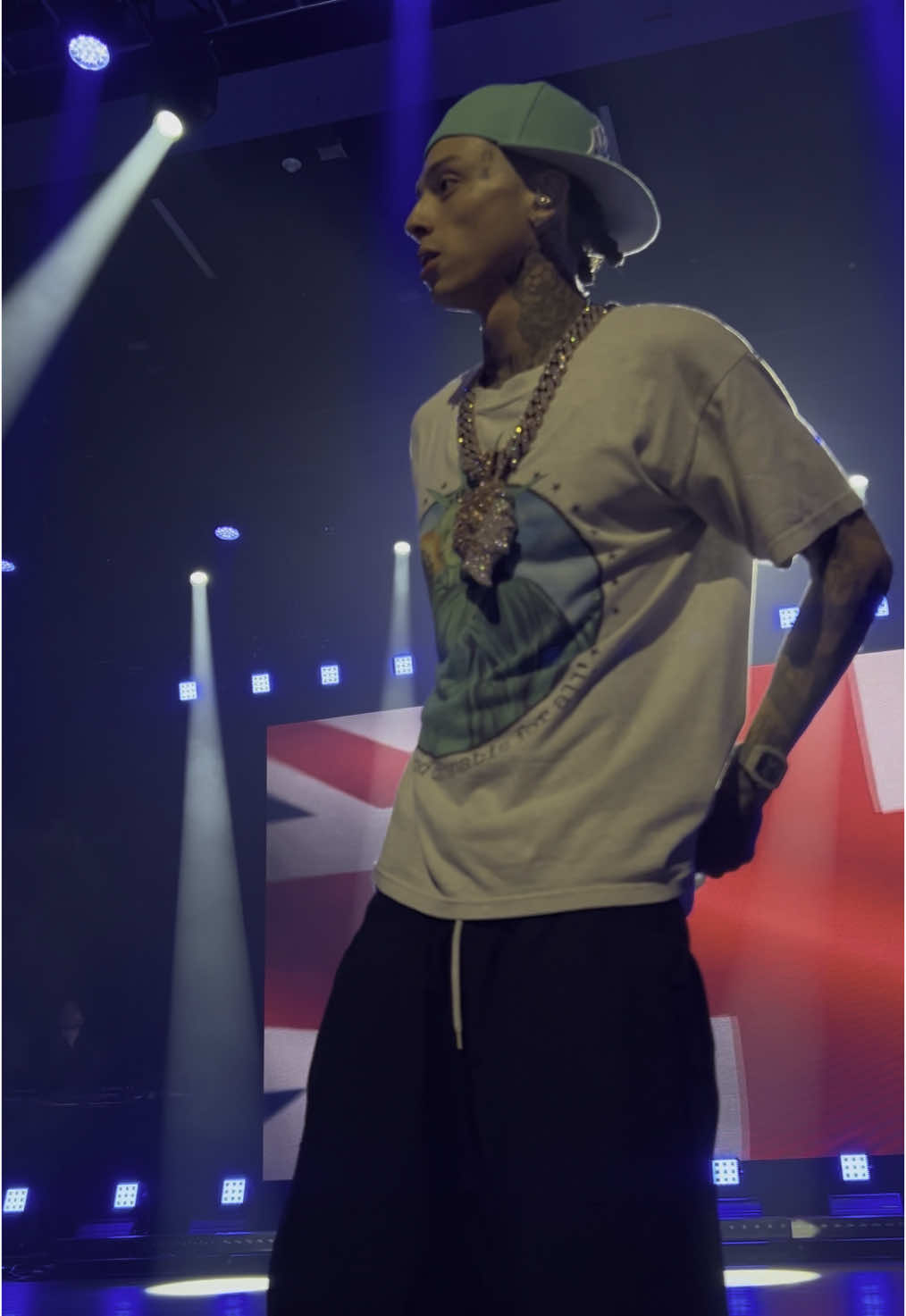 Omg 😍 he know he #tea them eyes tho 😔 #centralcee #cench #cantrushgreatness #centralceeconcert #cantrushgreatnesstour #brooklyn #newyork #fypシ #foryou #foryoupage #viral #eyecontact #londontiktok #fashion #jewelry 