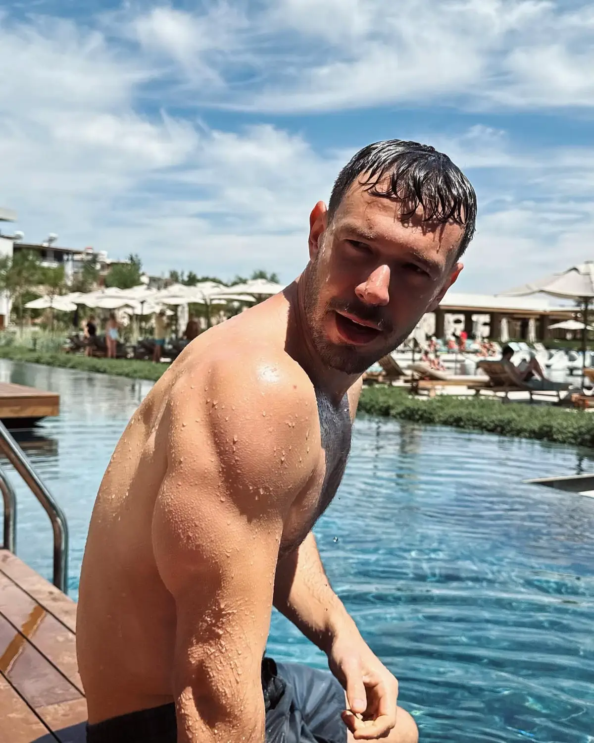 Entre natureza, bem-estar e elegância: Aytaç Şaşmaz aproveita momentos de descanso com simplicidade e estilo. #AytaçŞaşmaz 🖇️ Between nature, well-being, and elegance: Aytaç Şaşmaz enjoys moments of rest with simplicity and style. #AytaçŞaşmaz 