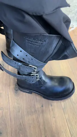 my long awaited pre-order (these are supposed to be a more expensive and exclusive pre-order only variant of the venom boot, featuring adjustable belt straps and extra fabric in the tongue to create an exaggerated silhouette, and they come up higher than the regular variant) #balenciaga #altderpasia #fashion #fyp #rickowens 