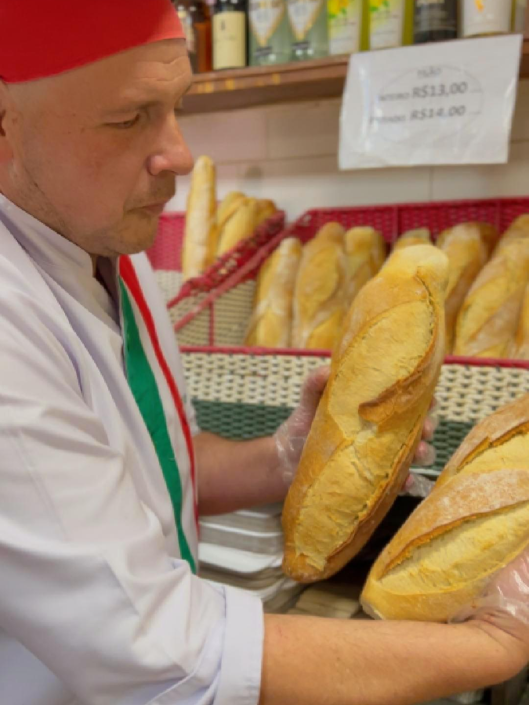 Olha o pão quentinho saindo do forno! 🥖 Pão italiano de fermentação natural é aqui na 14 de Julho! Hoje vai sair uma fornada atrás da outra, tudo fresquinho 😋 Aqui preservamos a tradição da culinária italiana, pode confiar que é #SucessoTotal! 🇮🇹 Nosso horário de funcionamento hoje, segunda-feira, é: 🥖 Padaria - 12h30 às 20h30 🍝 Cantina - fechado Espero vocês no endereço:⠀ R. 14 DE JULHO, 92, 76 e 86 - BIXIGA - SÃO PAULO⠀ Caso prefira saborear nossas delícias em casa, vocês também podem pedir por telefone todo o nosso cardápio através do DELIVERY. 🚚🏠⠀ É só escolherem os pratos desejados e encomendarem pelo telefone, WhatsApp, IFood ou Rappi.⠀ 📞 TELEFONE DE DELIVERY: (11) 3105-3215⠀ #dicassp #ondeiremsp #cantinasp #padariasp #14dejulho #comidaitaliana #restaurantesp