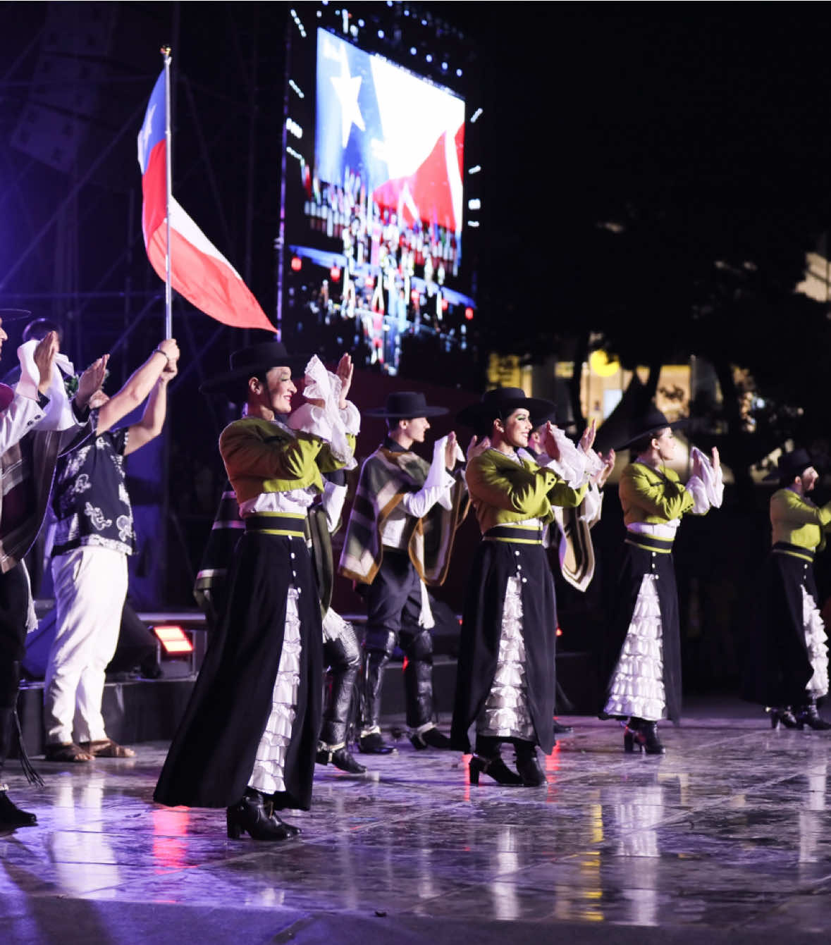 Recuerdos de nuestro paso por Corea del Sur 🇰🇷❤️‍🔥 Apertura CHEONAN WORLD DANCE FESTIVAL💃🏻 #dance #folclore #chile #cheonan #southkorea 