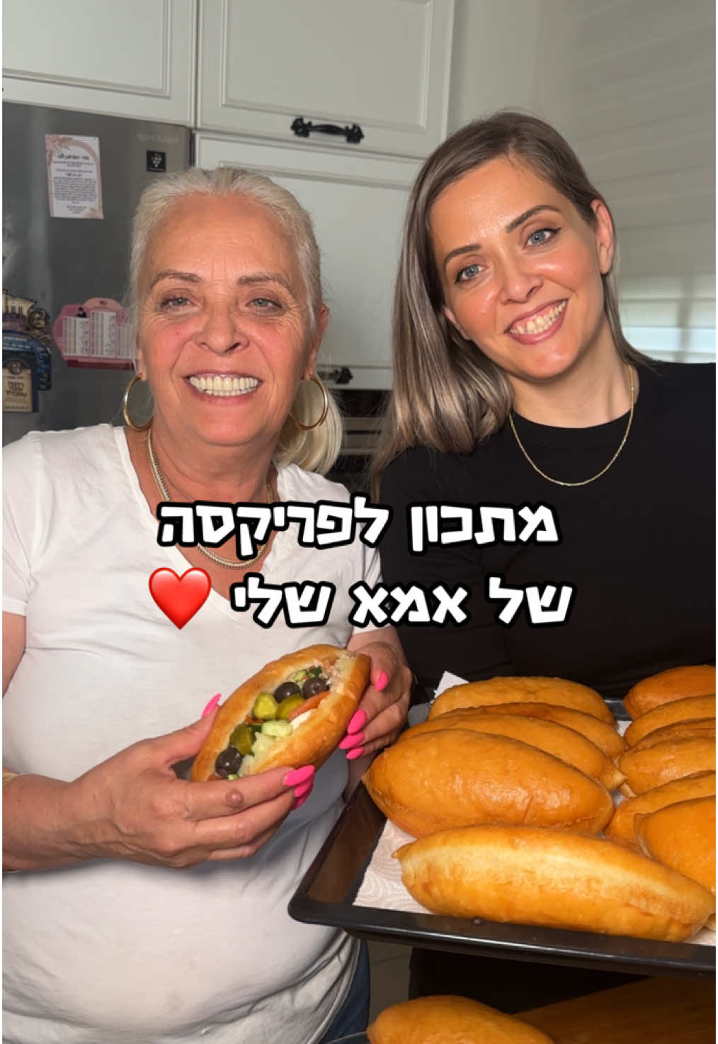 לפני שאני אתן לכם את המתכון המלא לפריקסה הכי טעים שאכלתם חשוב לי לעצור הכל ולהקדיש את הסרטון הזה לעילוי נשמת אבא שלי אליהו בן עיישה ז״ל שככל שעובר הזמן הגעגוע רק מתגבר והחסרון הופך לקשה יותר😭😔 ועכשיו למתכון המלא:  קילו קמח 2 כפות שמרים 2 כפות סוכר 1 ביצה  חצי כוס שמן כף ערק 2 וחצי כוסות מים פושרים קורט מלח אופן ההכנה: בקערת מיקסר אני שמה את הסוכר, השמרים, המים מערבבת בעזרת וו לישה מוסיפה את הקמח, את הביצה ,הערק  והשמן. לבסוף שהבצק מתאחד את המלח ונותנת לישה 10 דקות ומכסה למנוחה בקערה משומנת 60 דק׳. לאחר 60 דק׳ אני גוזרת ניירות אפייה ארוכות מניחה עליהם את הפריקסה ושמה על תבנית ומכסה עם מגבת .לאחר שהכנתי את כל הלחמניות אני נותנת מנוחה 20 דקות לוקחת סיר רחב ציפוי שיש ומחממת אש גבוהה שהשמן חם מורידה לאש נמוכה על בינונית 160 מעלות ושמה 2-3 פריקסה לא יותר מידי כדי שלא נקרר את השמן ואז הלחמניה תשתה את כל השמן מוציאה לרשת ומקררת את המילוי שאתם כבר מכירים. #אוכל #מרוקאי #מתכון #אמא #אמהות #אפייה #מרסלרביבו #marselrevivo 