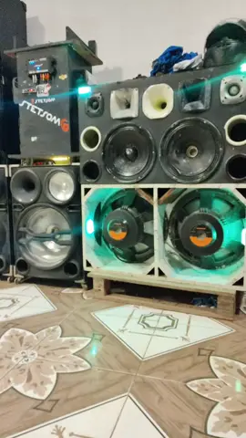 coloquei meu som pra tocar  #somautomotivo  #carrosom  #soundsystem  #autosound  #caraudio  #carromodified  #somdocarro  #carmusic  #soundquality  #bass #automotiveaudio  #carlifestyle  #carenthusiast  #customsound 