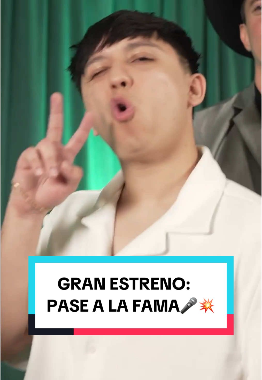Ese momento antes de entrar… Manos sudando, corazón en modo concierto, mente diciendo mil cosas a la vez. Pero ahí estás. A punto de gritarle al mundo con tu voz y tu talento “Sí, este es mi sueño.” 🎤💥 🎶 ¿Estás sintiendo la energía de #PaseALaFama? Porque acá se va a vibrar diferente. Estreno: domingo 8 de junio a las 9PM/8C por @Telemundo🪗 @pasealafama