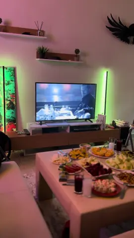 #eşrefrüya #odalardaışıksızım #tiktok #akımvideoları #akımchallenge #ev #rakışıklıgeceler #masa 