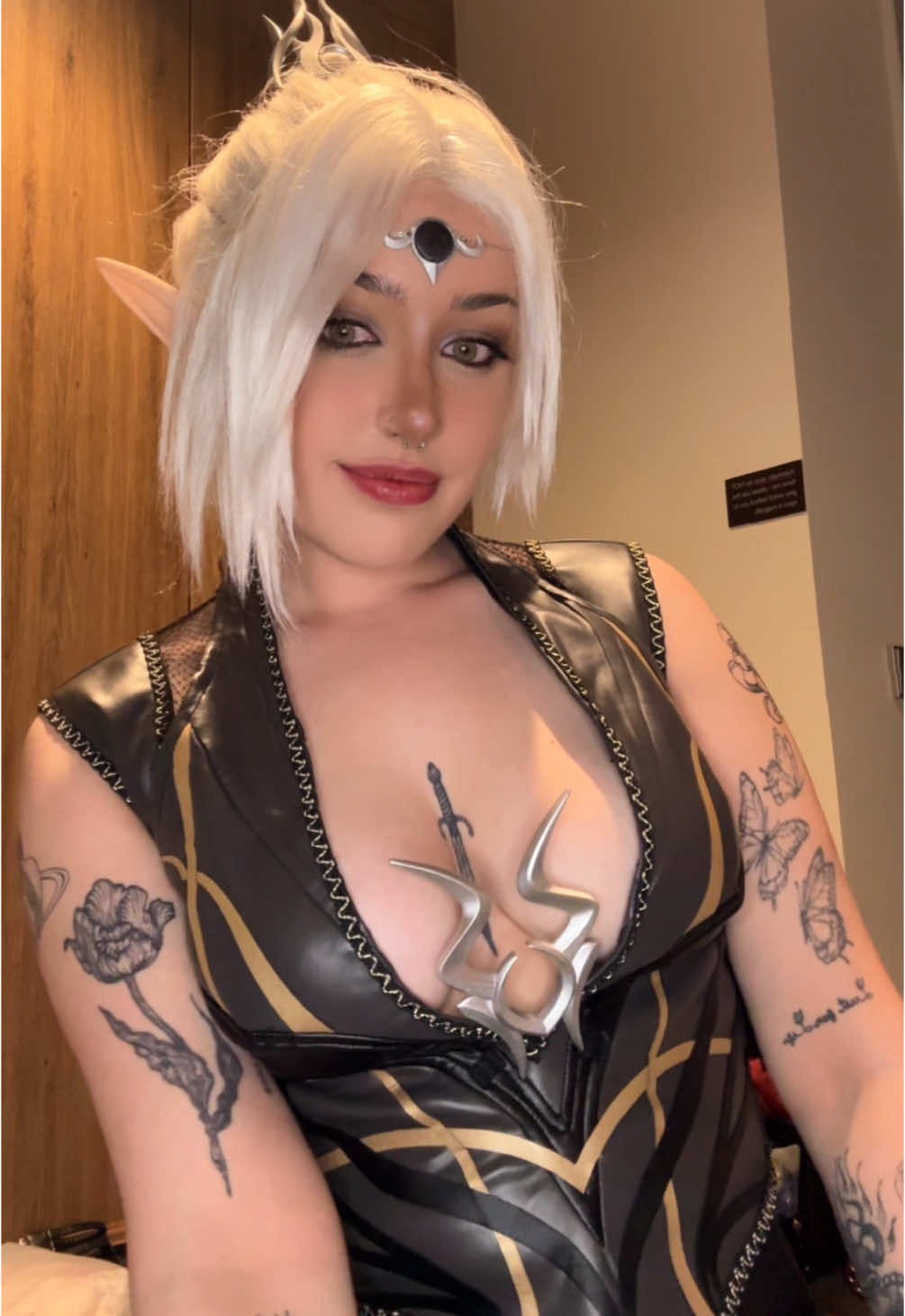 Figured this deserved to be posted 😌 #cosplay #mcmcomiccon #mcmlondon #baldursgate3 #baldursgate3cosplay #shadowheart #shadowheartbg3 #shadowheartcosplay #bg3 #bg3cosplay 