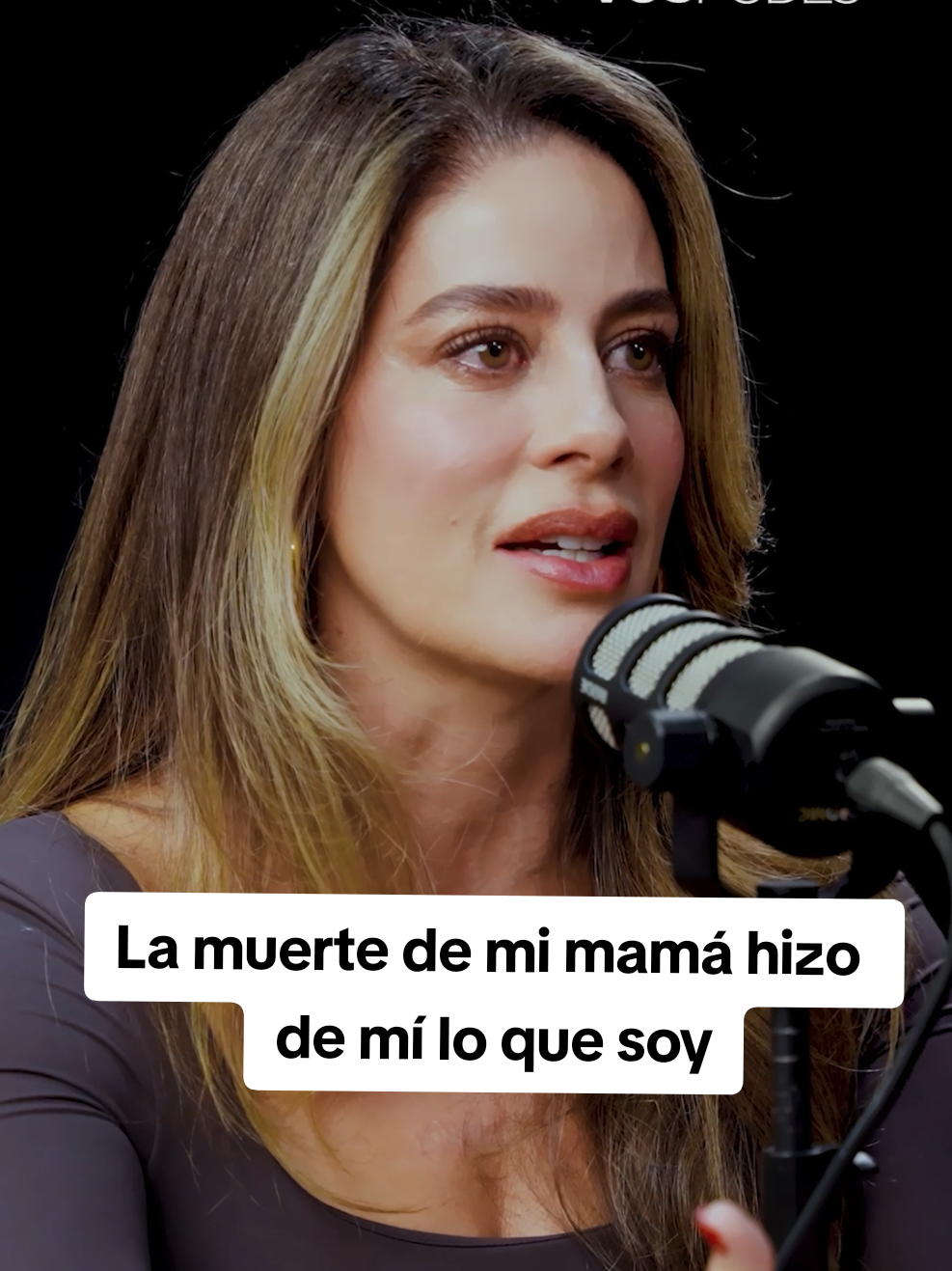 “El amor, aunque imperfecto, siempre deja huella”, con esta contundente frase, la reconocida actriz colombiana @Manuela Gonzalez Daza  deja claro que las relaciones, aunque en ocasiones complejas, entre madre e hija pueden convertirse en cimientos sólidos para reconstruirse después de una pérdida.
 A través de una conversación íntima, Manuela narra uno de los momentos más difíciles y transformadores de su vida: la pérdida de su madre a causa de un cáncer devastador. Con una sinceridad que conmueve, Manuela relata el proceso doloroso de la enfermedad, marcado por el deterioro físico y el sufrimiento de su madre, quien en los últimos días ya no podía alimentarse y estaba visiblemente consumida por la enfermedad. 
 #mujer #mujeresqueinspiran #vospodes #podcast #podcastclips #fyp #parati #saludmental #mamá #madre #amordemadre #madreehija #familia #constelación #perdón #fraternidad #renovación #cambio #amor #vida #reconcialición