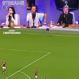 Pachu no pudo aguantar de la risa tras el gol de 