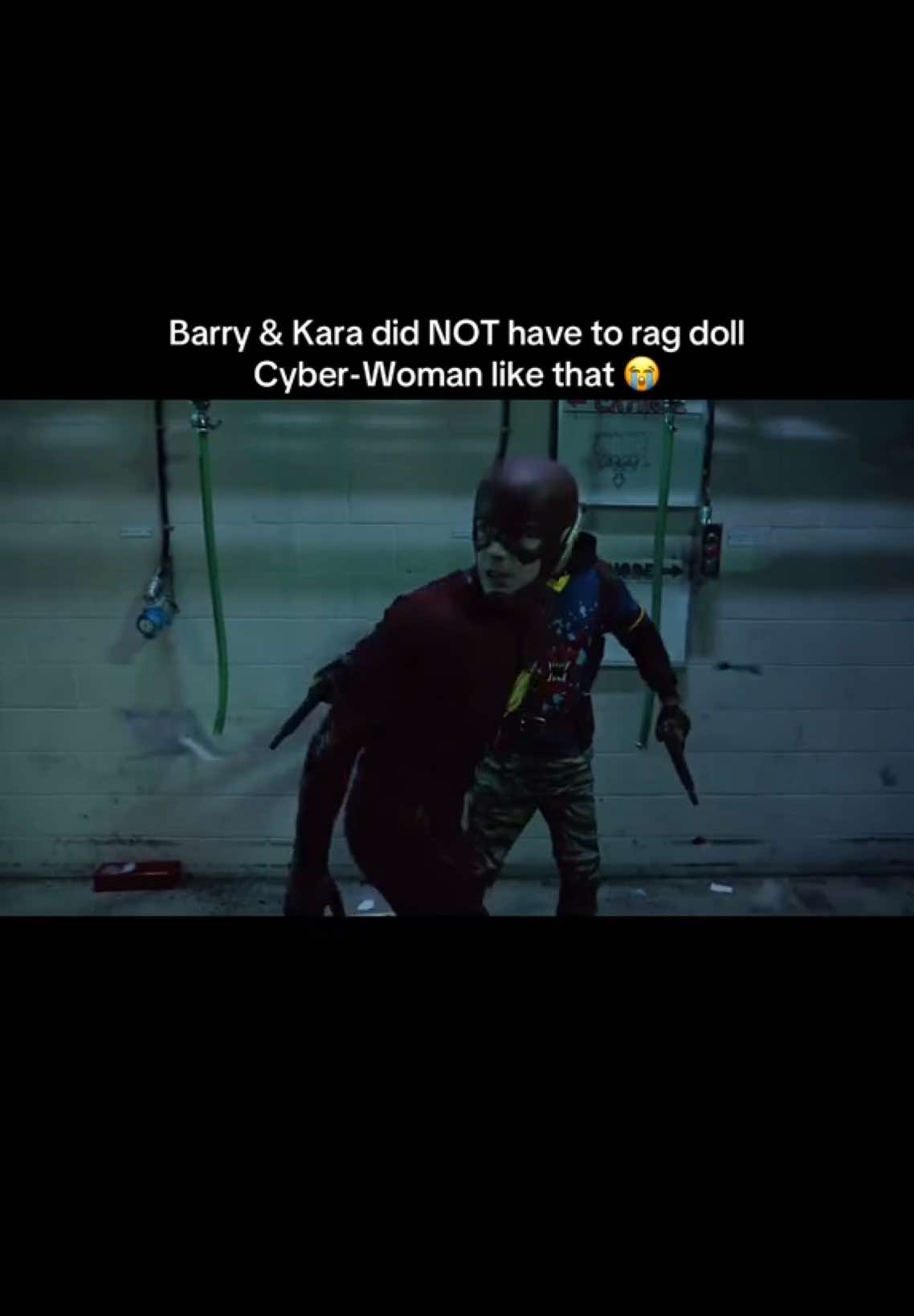 barry real deal tagged kara in like it was nothing, they just KNEW they were about to work her😭 #theflash #barryallen #viral #supergirl #arrowverse #thecw 