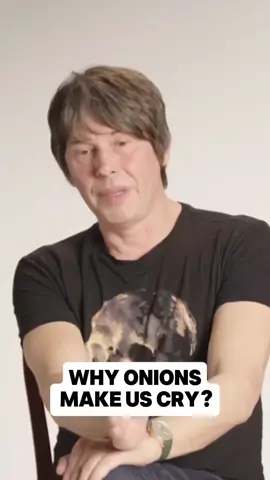 Why onions make us cry? 🤔 This video features an AI-generated voice for storytelling and educational purposes. It is not the real Brian Cox. #Science #viralvideos #mindblown #onion #briancox #cry 